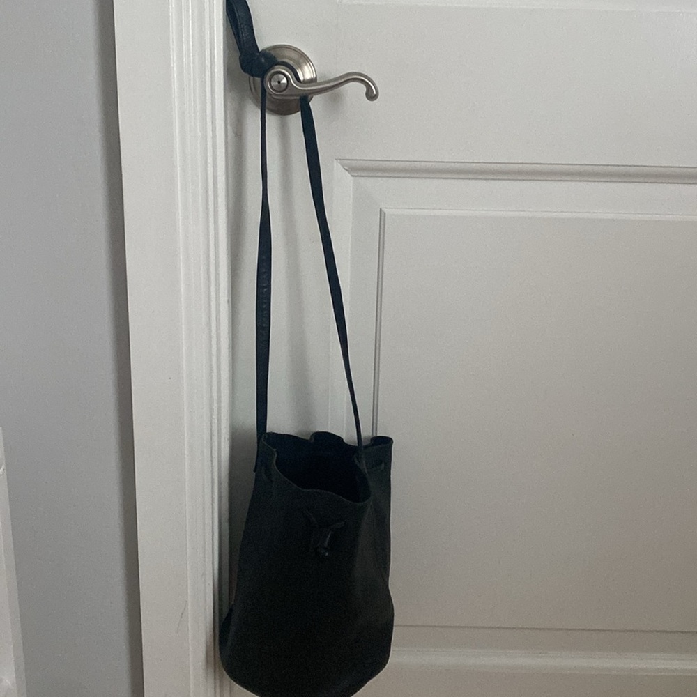 BAGGU Black Crossbody Bag with Sleek Design - Picture 4 of 9